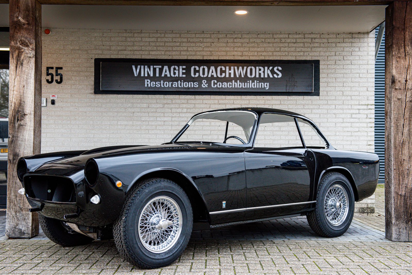 Klassieke auto voor de werkplaats van Vintage Coachworks aan de Granaatstraat 55 in Hengelo