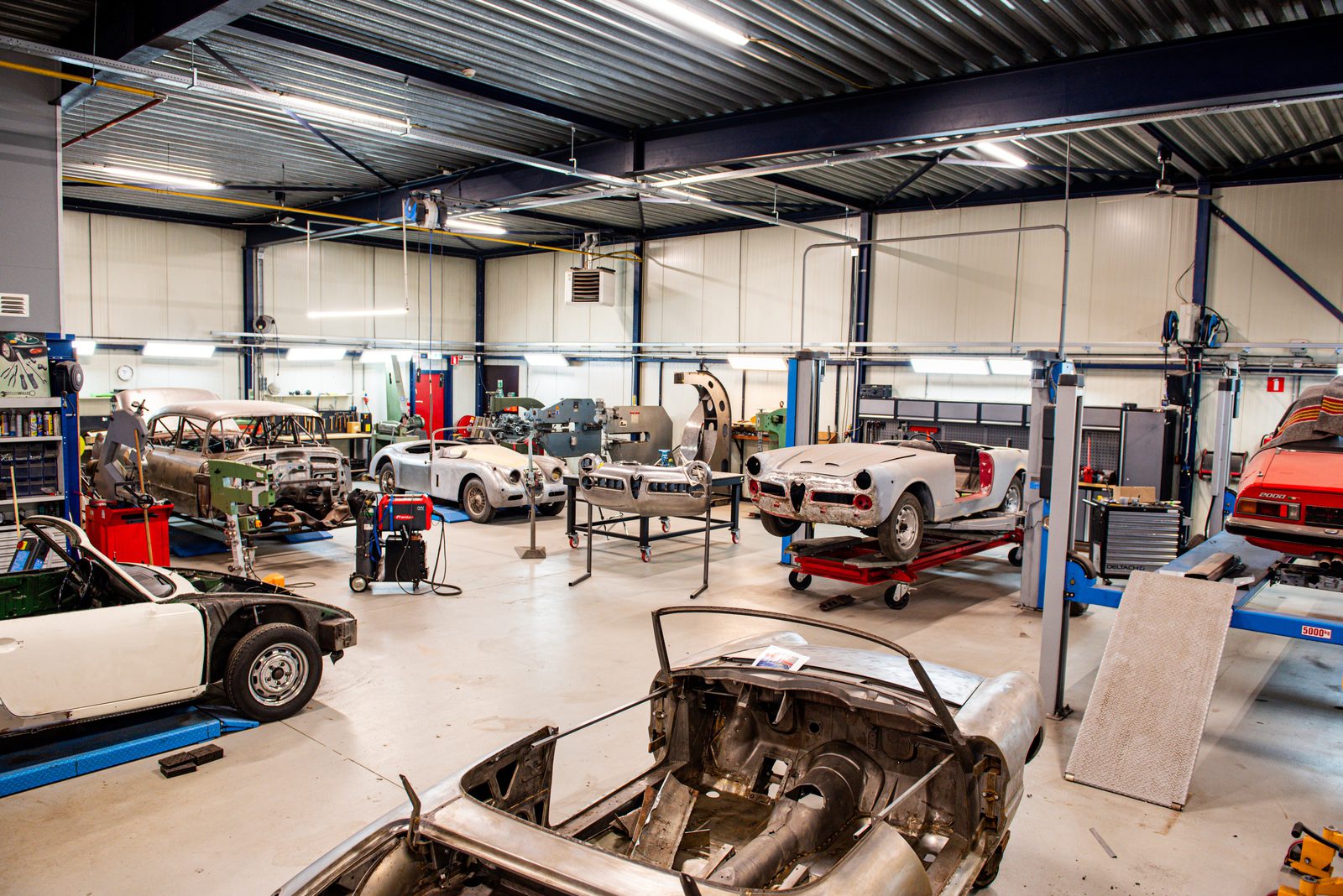 Werkplaats van Vintage Coachworks in Twente met klassieke auto's in restauratie